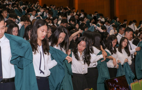 Students put on their green gowns, marking the beginning of their HKU journey